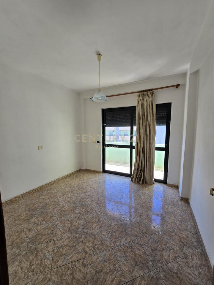 Shitet apartament 1+1 ne plazh Hekurudha