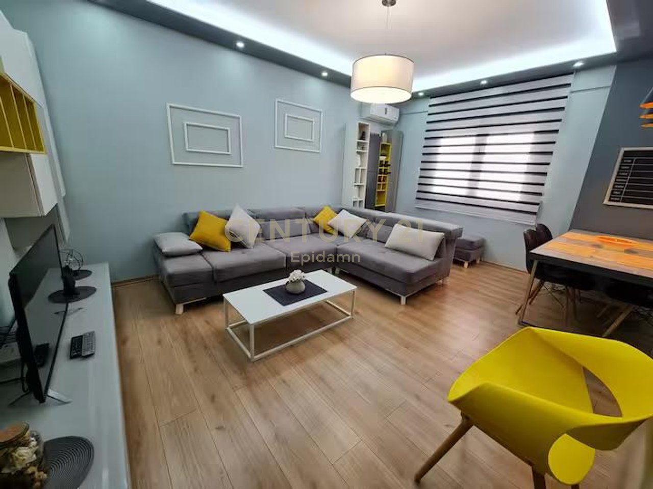 Jepet me qera apartament 2+1+2 tek stacioni i pare ne Plazh !!