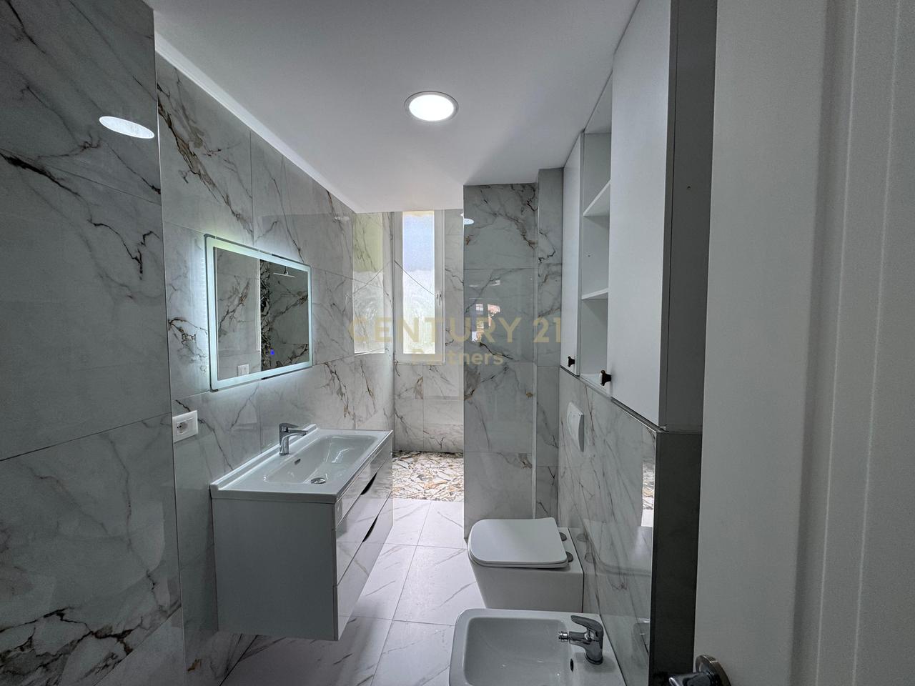 JAPIM ME QIRA APARTAMENT 3+1 NE MYSLYM SHYR !