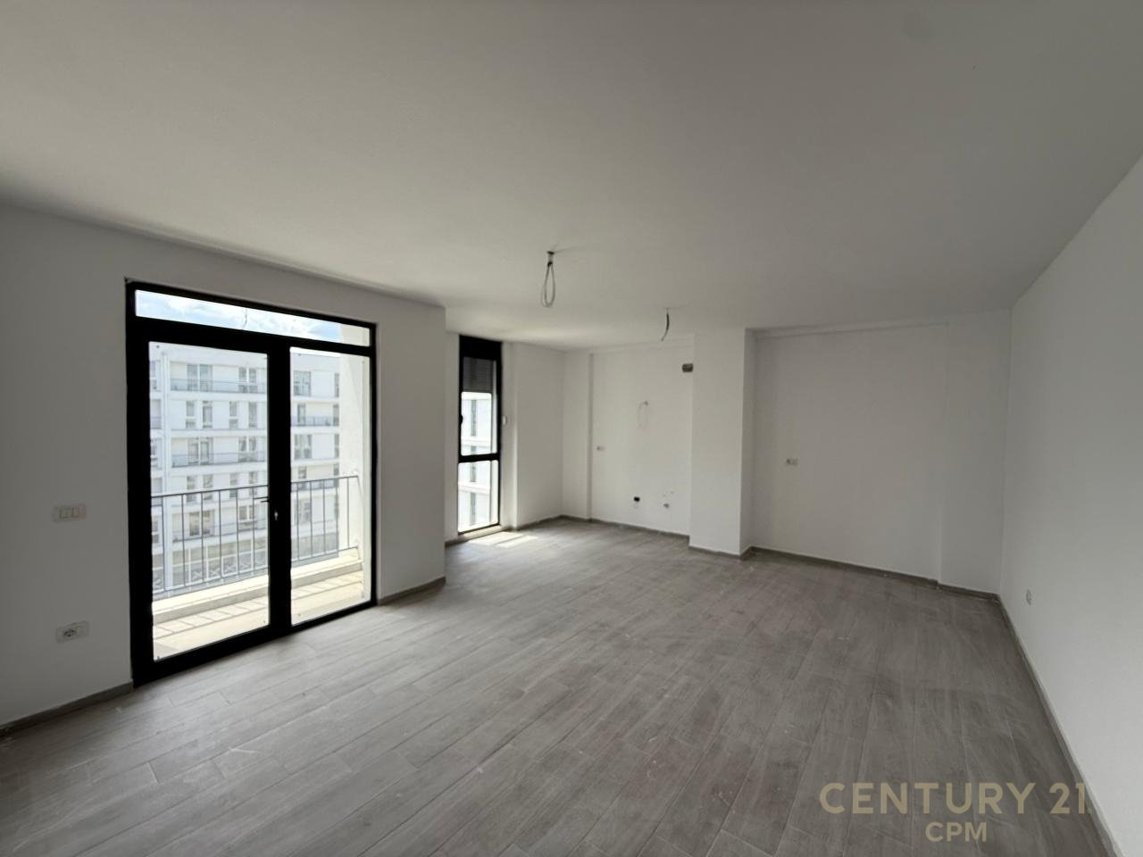 Shitet apartament 3+1, Rruga 5 Maji !