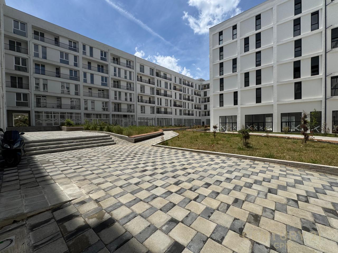 Shitet apartament 3+1, Rruga 5 Maji !