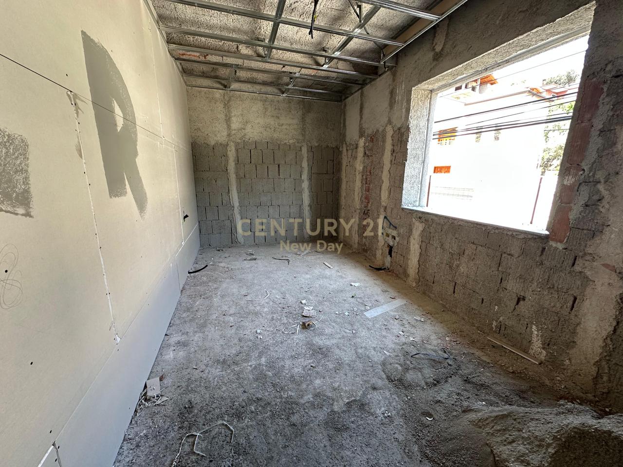 Apartment 1+1 with Yard + Warehouse + Parking Space For Sale in Durres near the Hospital - 110000 | 133 m²