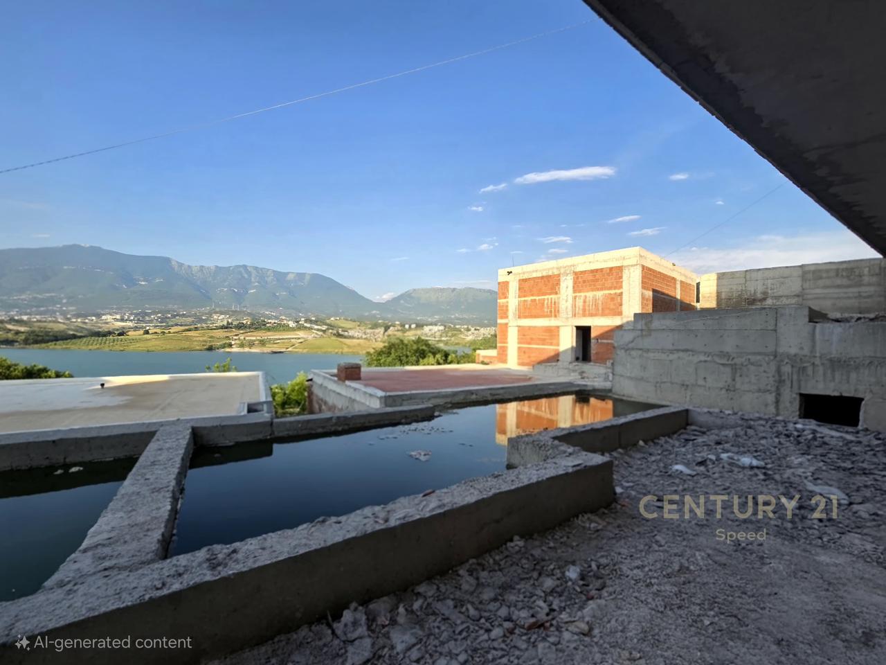 VILLA for sale with a pool overlooking the lake!