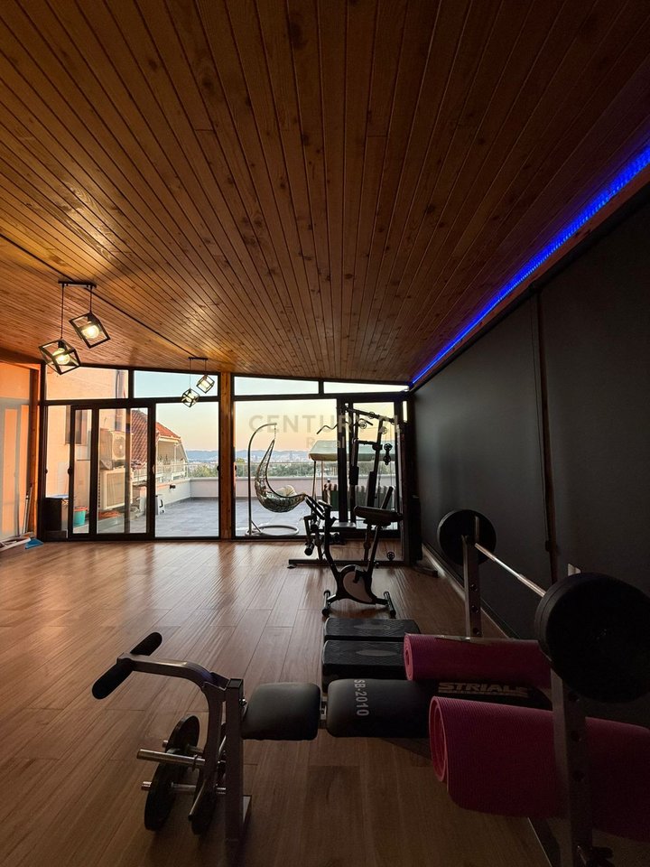 We are selling a 3-bedroom apartment with 2 bathrooms and a terrace in Fresk.