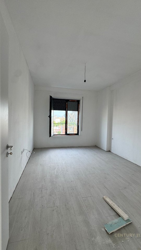 Office space for rent 2+1+2 toilets on Karl Gega Street, Former Train Station!