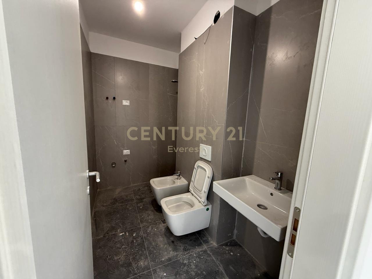 KOMUNA E PARISIT, APARTAMENT 2+1+POST PARKIMI
