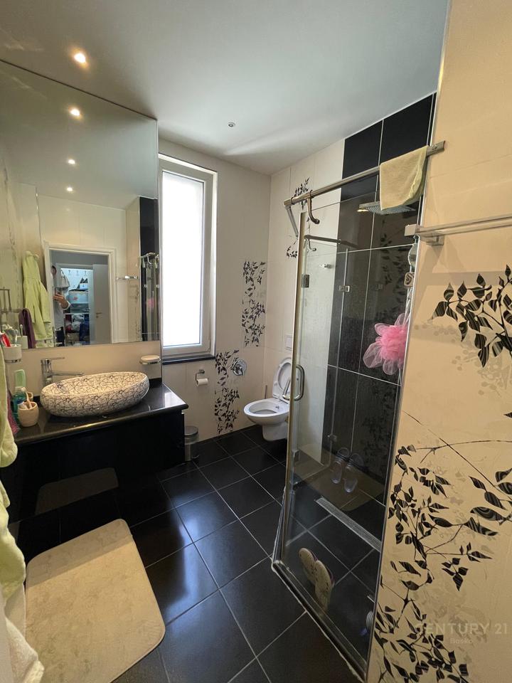 21 Dhjetori, Shitet Apartament 3+1+3