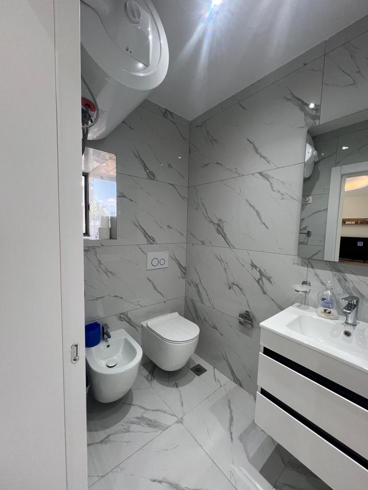 JAPIM ME QIRA APARTAMENT 1+1 NË RRUGËN E KOSOVARËVE !!