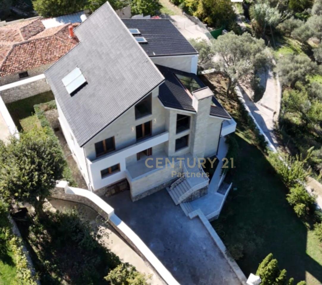 LUXURY VILLA FOR RENT IN PETRELË!!