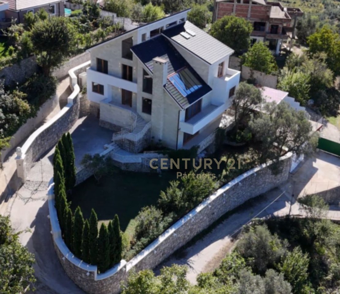 LUXURY VILLA FOR RENT IN PETRELË!!