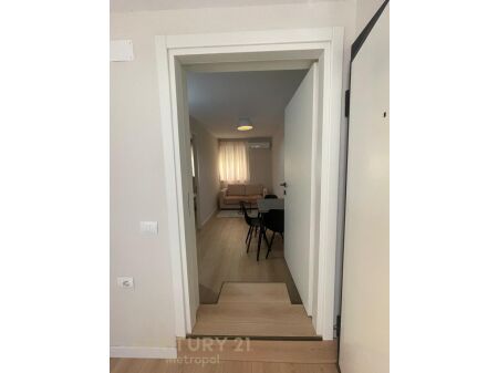 Jepet me qera Apartament 1+1 ne Rrugen e Bogdaneve ne katin e trete te nje vile 3 kateshe .