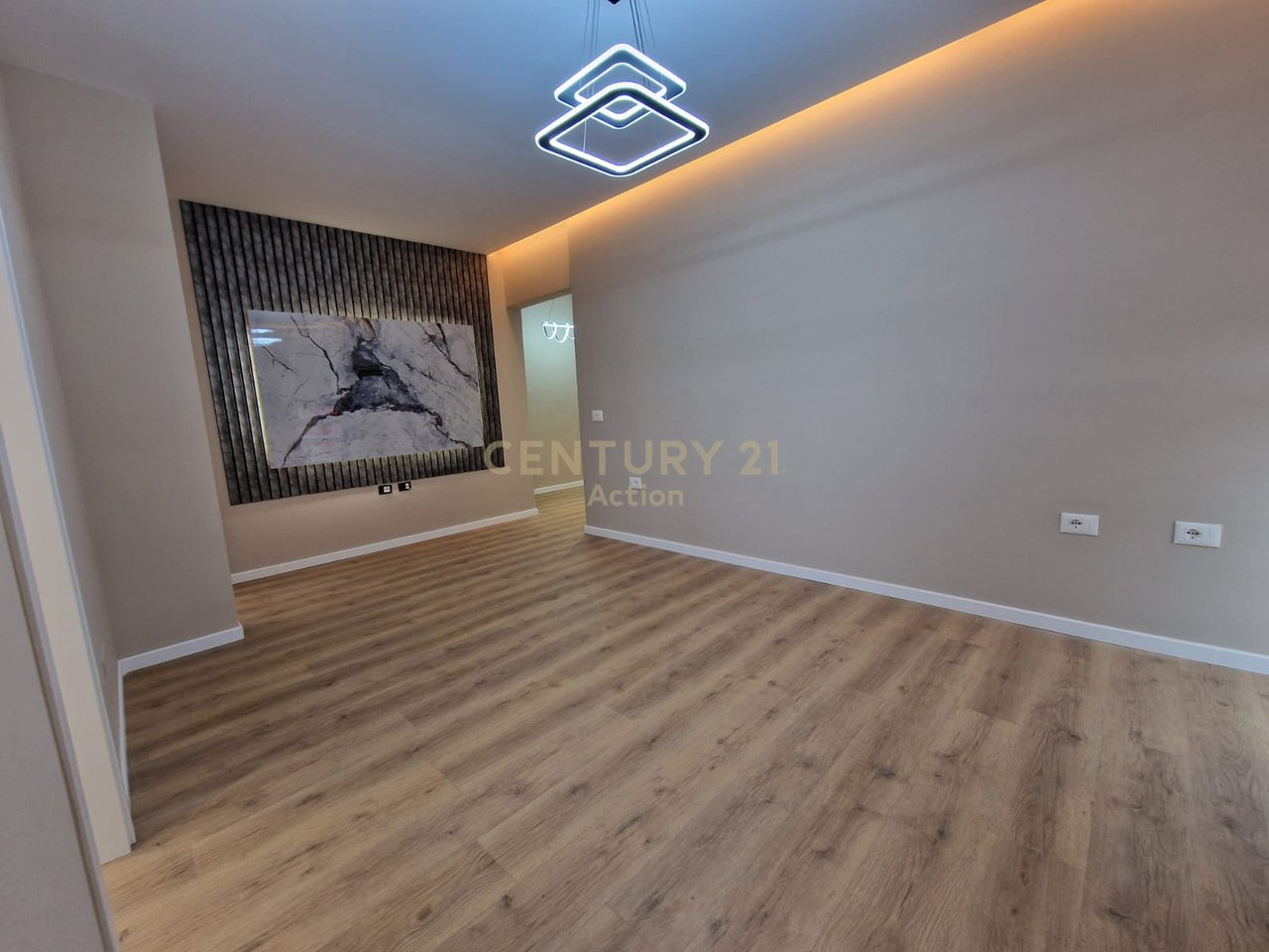 2+1 Apartment for sale in "Hoxha Tahsim" Street, New Bazaar, Tirana!!