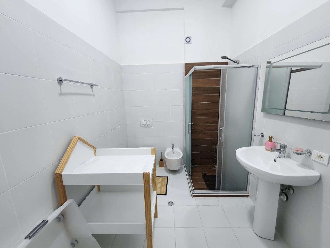 VILLA CON PISCINA + 2 POSTI AUTO IN AFFITTO A KODRA E DIELLE 2!