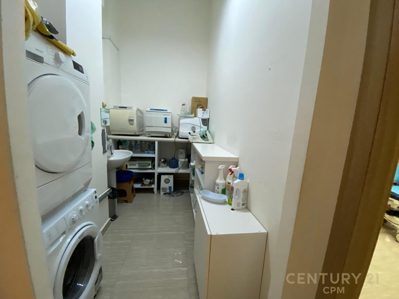 ACCANTO AL NUOVO MATERNITÀ, STIAMO VENDENDO UN'UNITÀ AZIENDALE