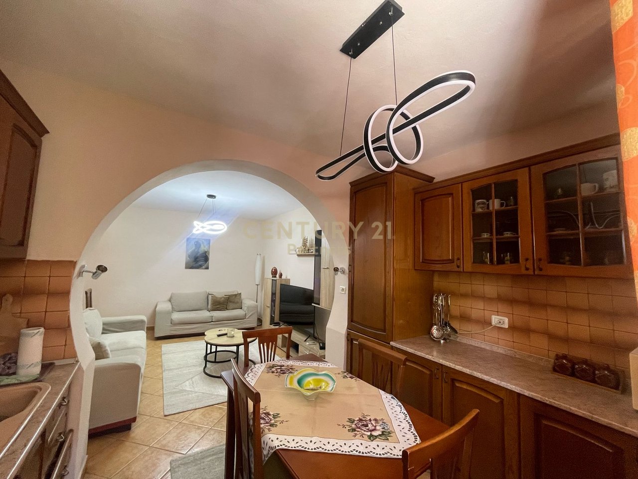 APARTAMENT ME QIRA 2+1 TEK RRUGA MYSLYM SHYRI