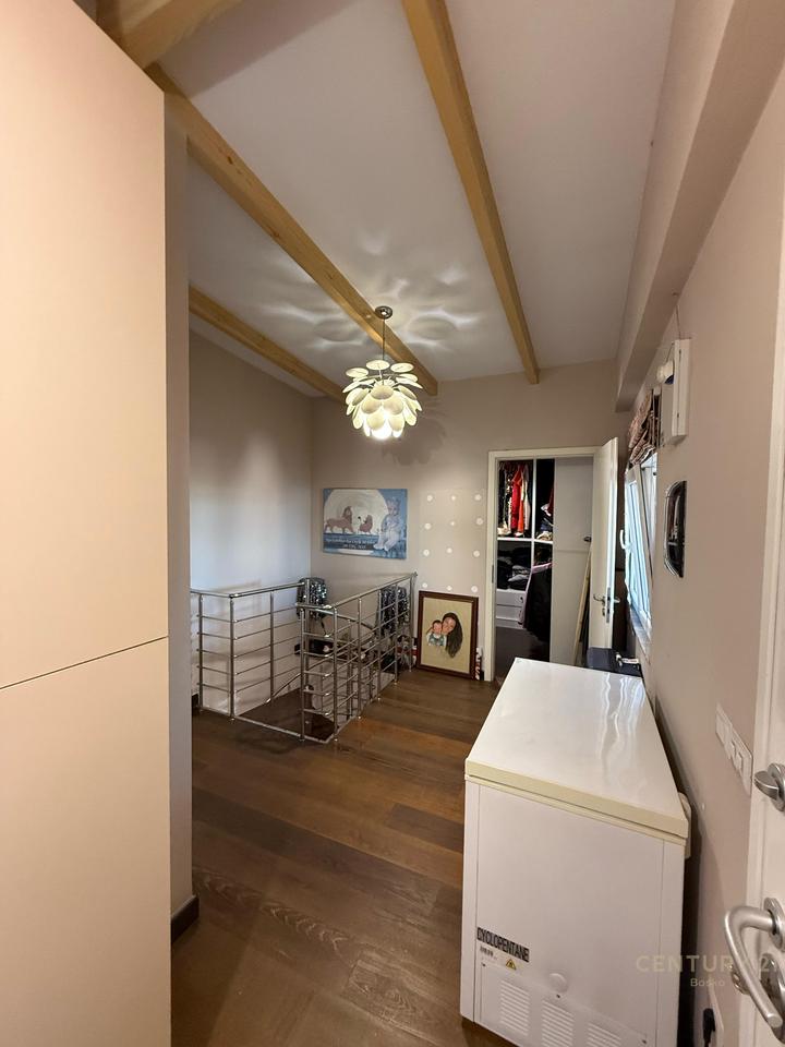 Duplex 3+1+3 in vendita vicino al Complesso Delijorgji!
