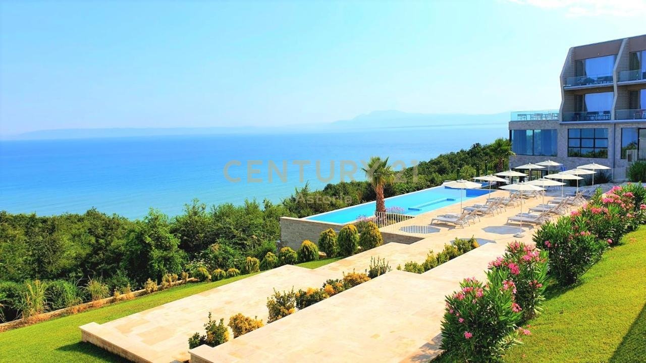 Prive Luxury | Appartamento esclusivo in vendita con jacuzzi, spettacolari viste sul mare e design mediterraneo a Cape Rodoni
