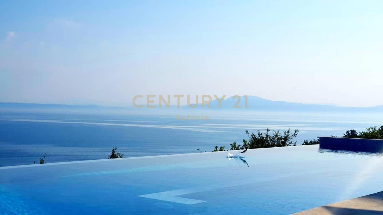 Prive Luxury | Appartamento esclusivo in vendita con jacuzzi, spettacolari viste sul mare e design mediterraneo a Cape Rodoni