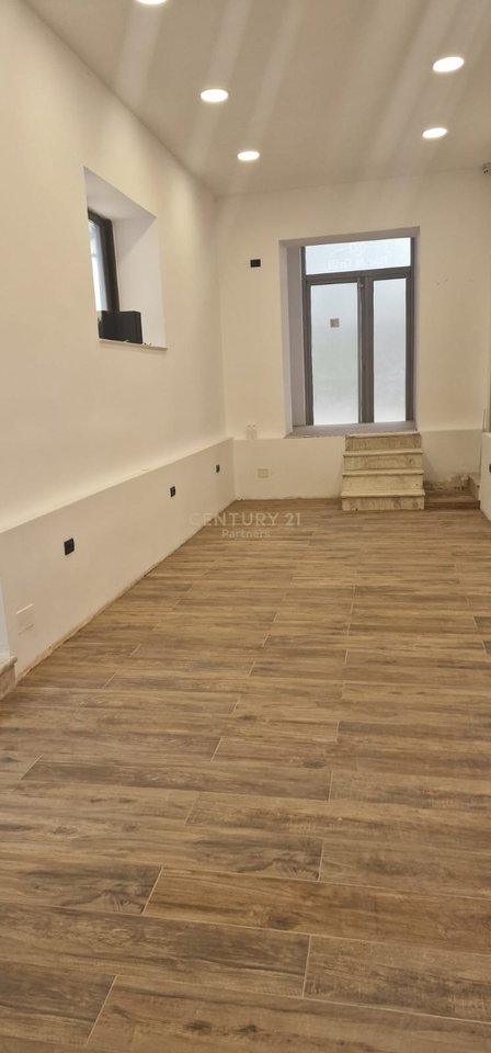 Negozio in vendita in una posizione strategica - Ring Road, ex stazione ferroviaria
