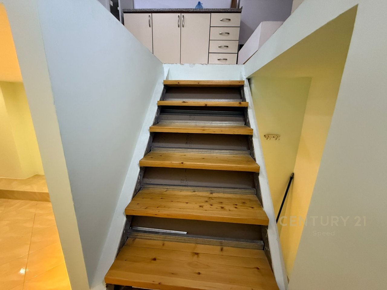Negozio duplex in vendita nella zona di Astir a Tirana