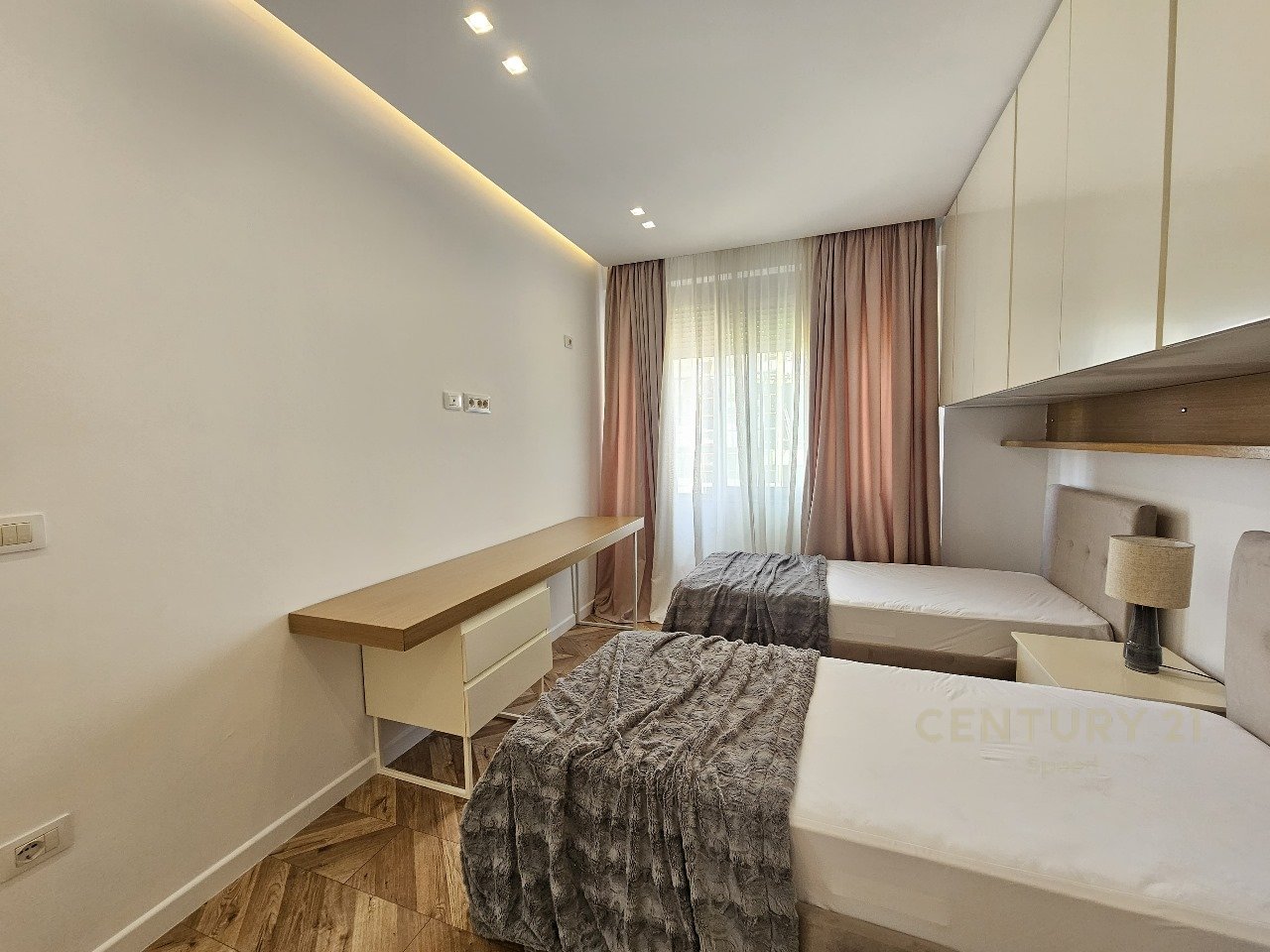 Apartment 2+1+2 with fantastic view of the Dry Lake, near Radisson Hotel!!