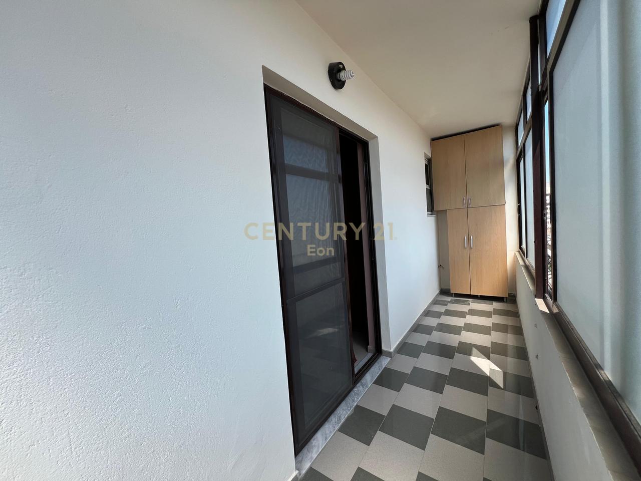 Shitet, Apartament 3+1+2, Prane Markates Durres !