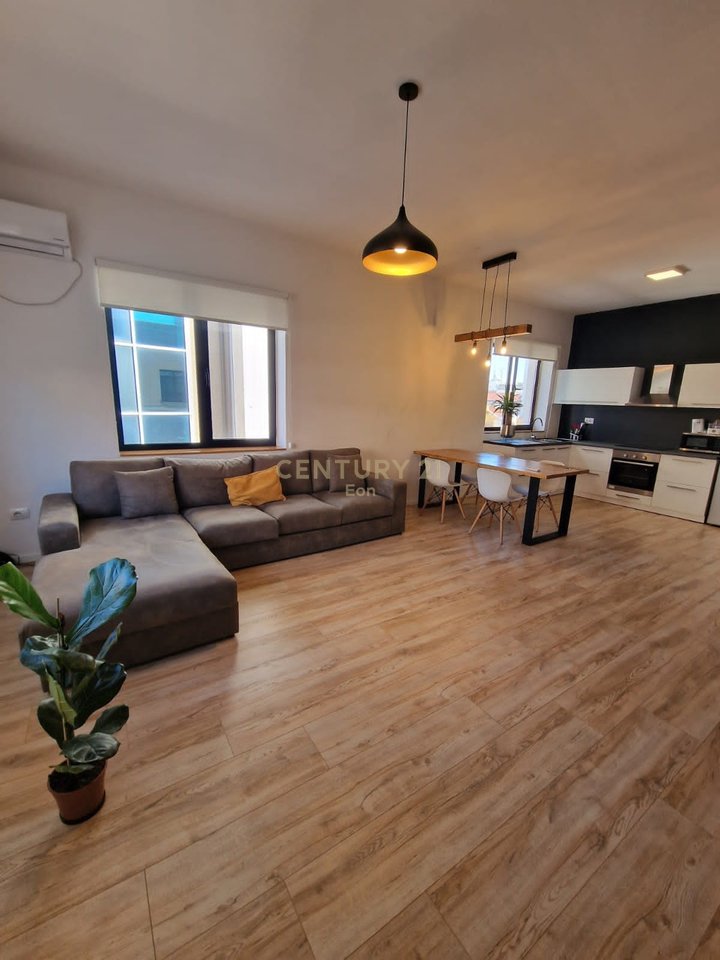 APARTMENT FOR RENT ON THE MAIN BULEVARD!