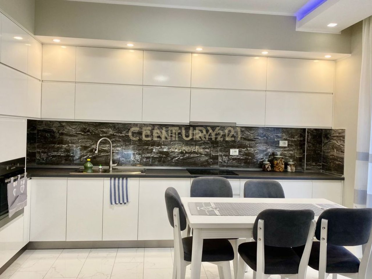Super apartament 2+1+2+post parkimi me qira ne kompleksin Green City.