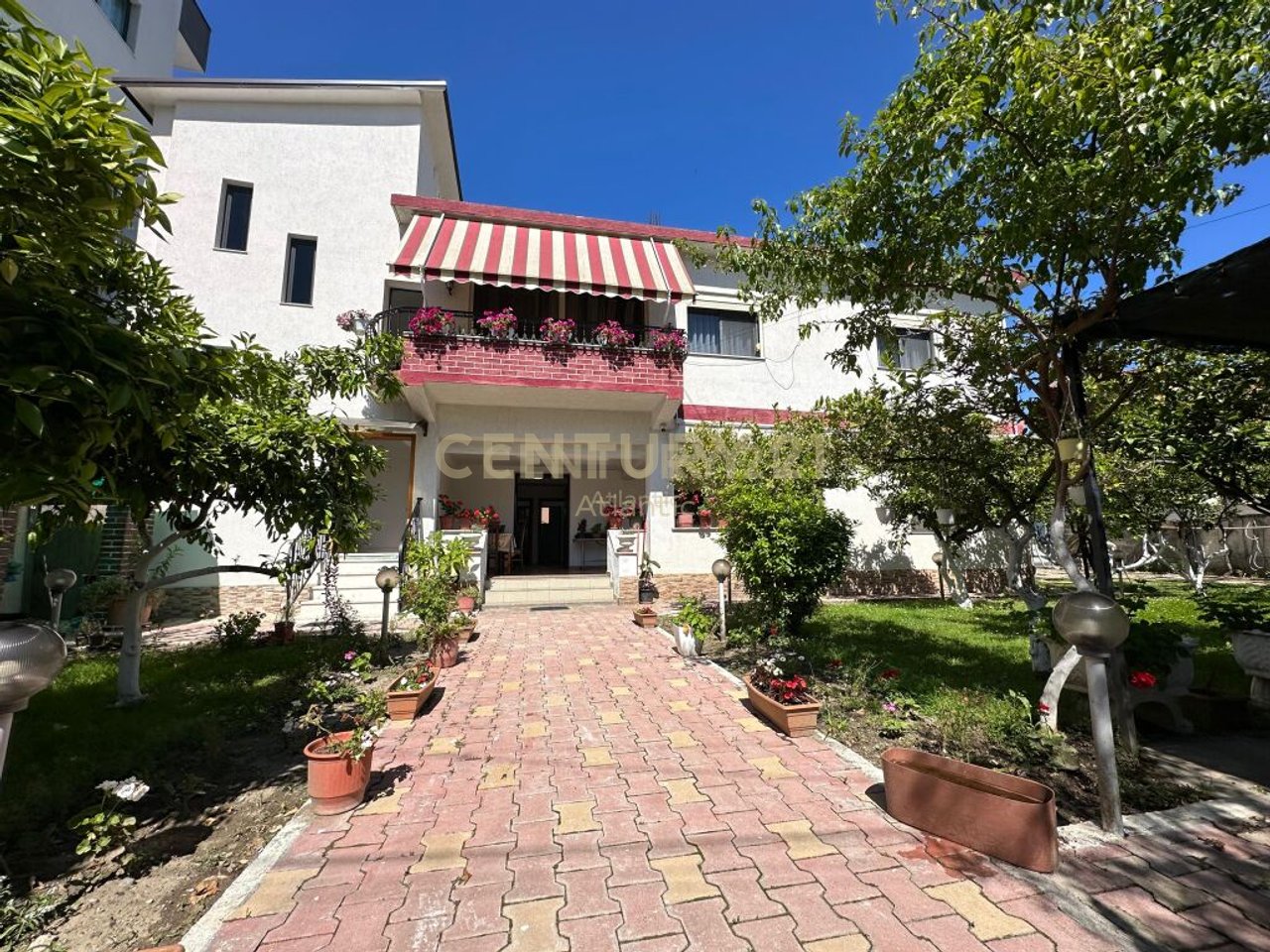 PRIVATE HOUSE ON THE BEACH FOR SALE!
CONVERTED INTO A MINI HOTEL,
11 GARMENT SHOP !!!