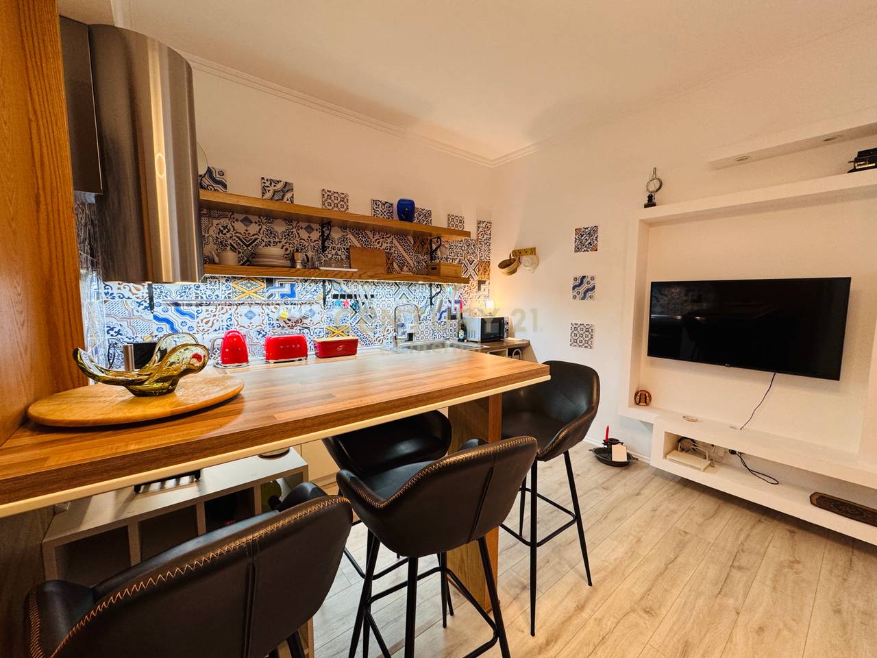 Jepet me qera apartament 1+1  ne Bllok  900 euro qera mujore