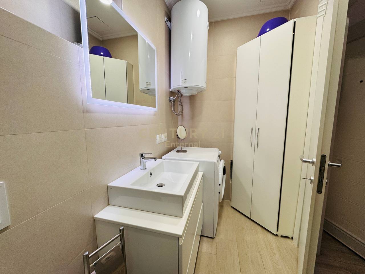 Jepet me qera apartament 1+1  ne Bllok  900 euro qera mujore