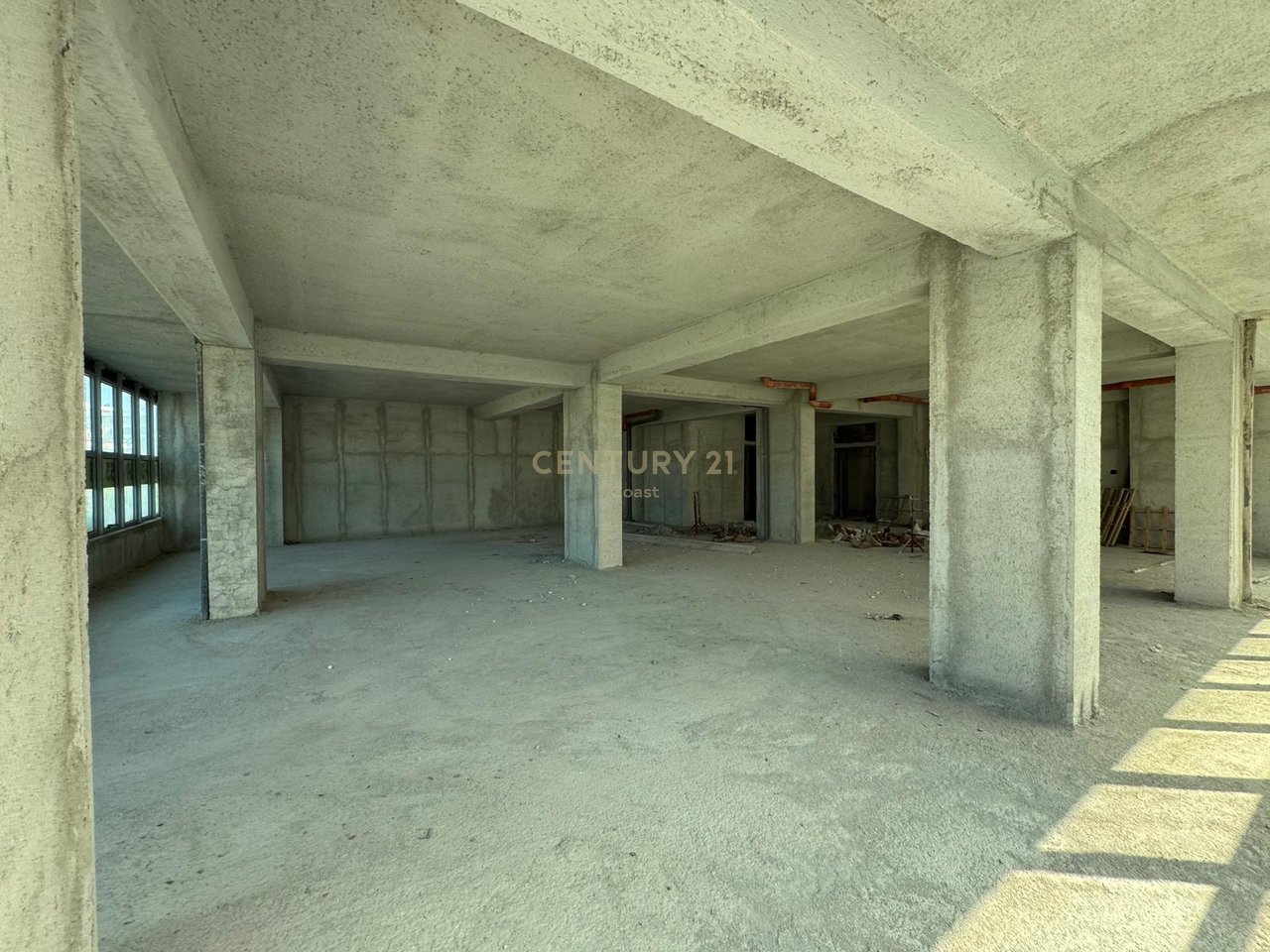 Jepet me qira ambient komercial 500 m² – Qendra e Vlorës, pranë Poliklinikës