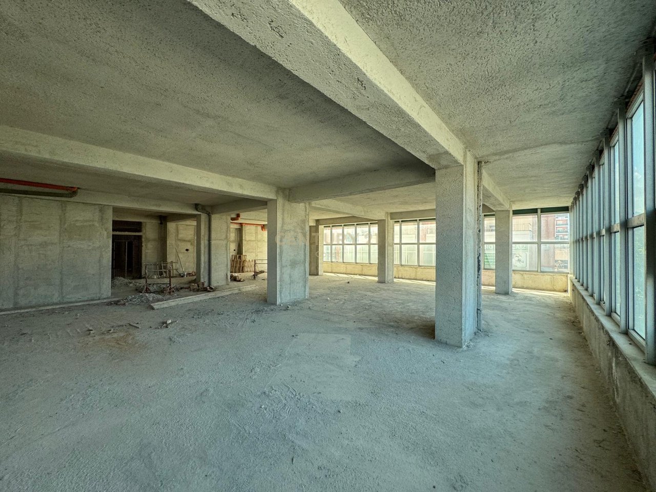 Jepet me qira ambient komercial 500 m² – Qendra e Vlorës, pranë Poliklinikës