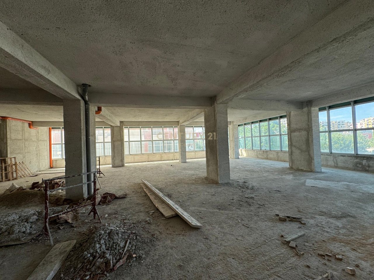 Jepet me qira ambient komercial 500 m² – Qendra e Vlorës, pranë Poliklinikës