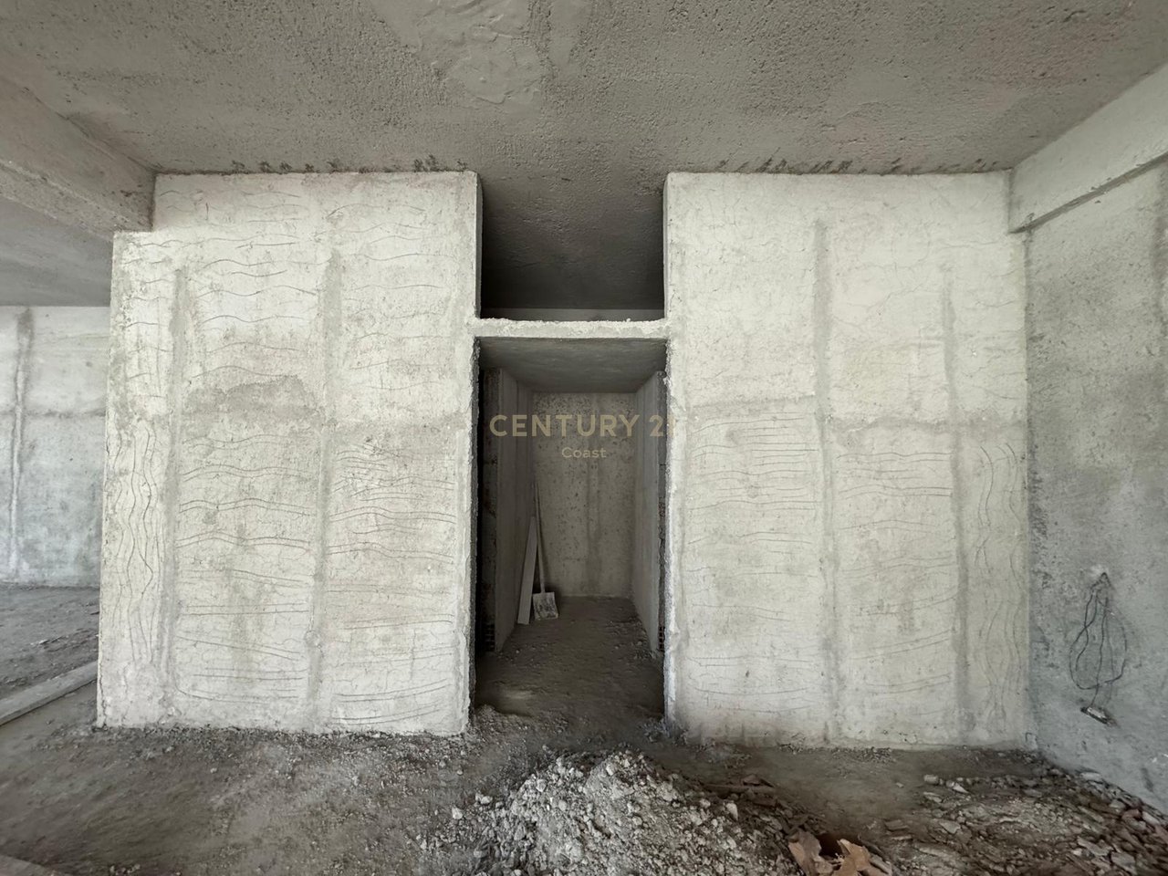 Jepet me qira ambient komercial 500 m² – Qendra e Vlorës, pranë Poliklinikës