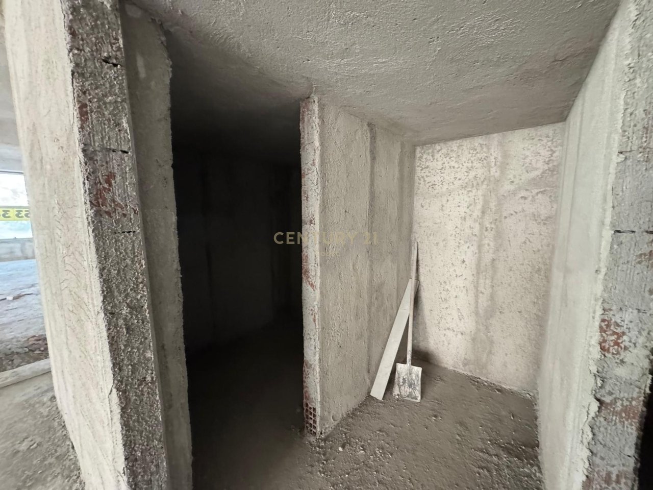 Jepet me qira ambient komercial 500 m² – Qendra e Vlorës, pranë Poliklinikës