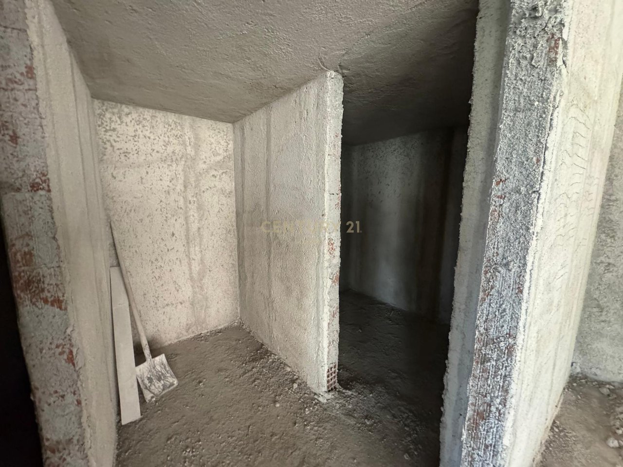 Jepet me qira ambient komercial 500 m² – Qendra e Vlorës, pranë Poliklinikës