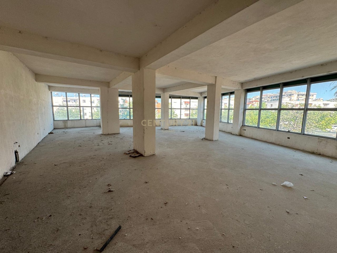 Jepet me qira ambient komercial 500 m² – Qendra e Vlorës, pranë Poliklinikës