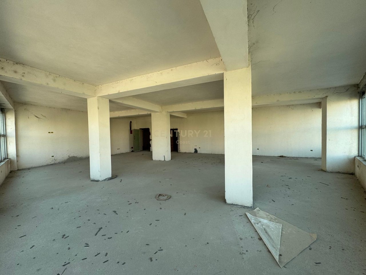 Jepet me qira ambient komercial 500 m² – Qendra e Vlorës, pranë Poliklinikës