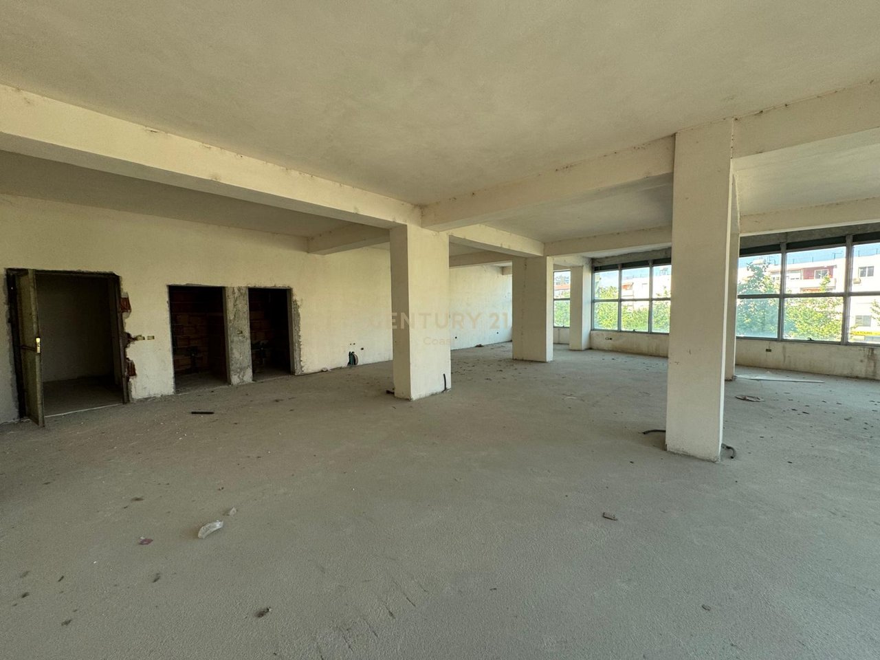 Jepet me qira ambient komercial 500 m² – Qendra e Vlorës, pranë Poliklinikës