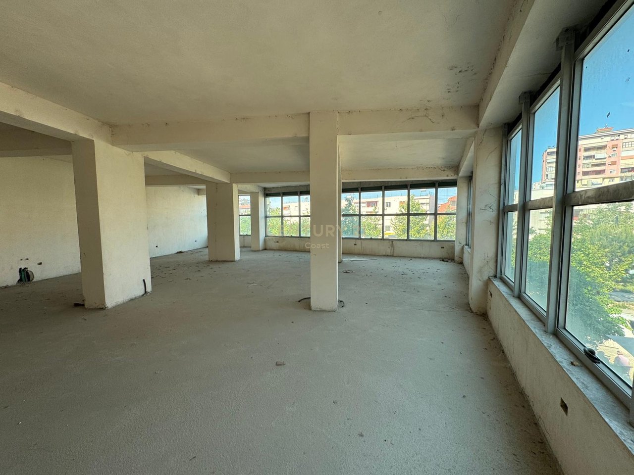 Jepet me qira ambient komercial 500 m² – Qendra e Vlorës, pranë Poliklinikës