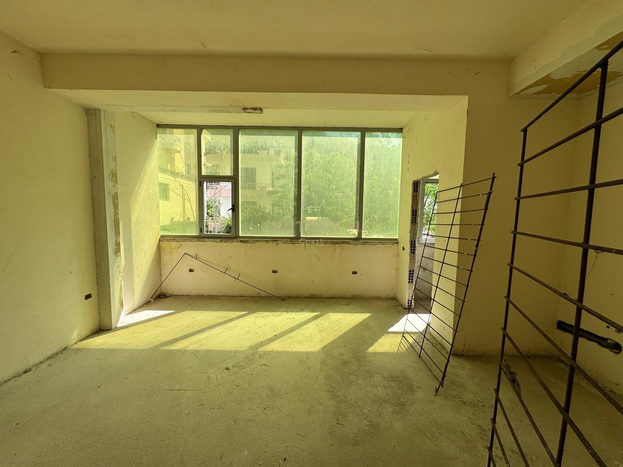 Jepet me qira ambient komercial 500 m² – Qendra e Vlorës, pranë Poliklinikës