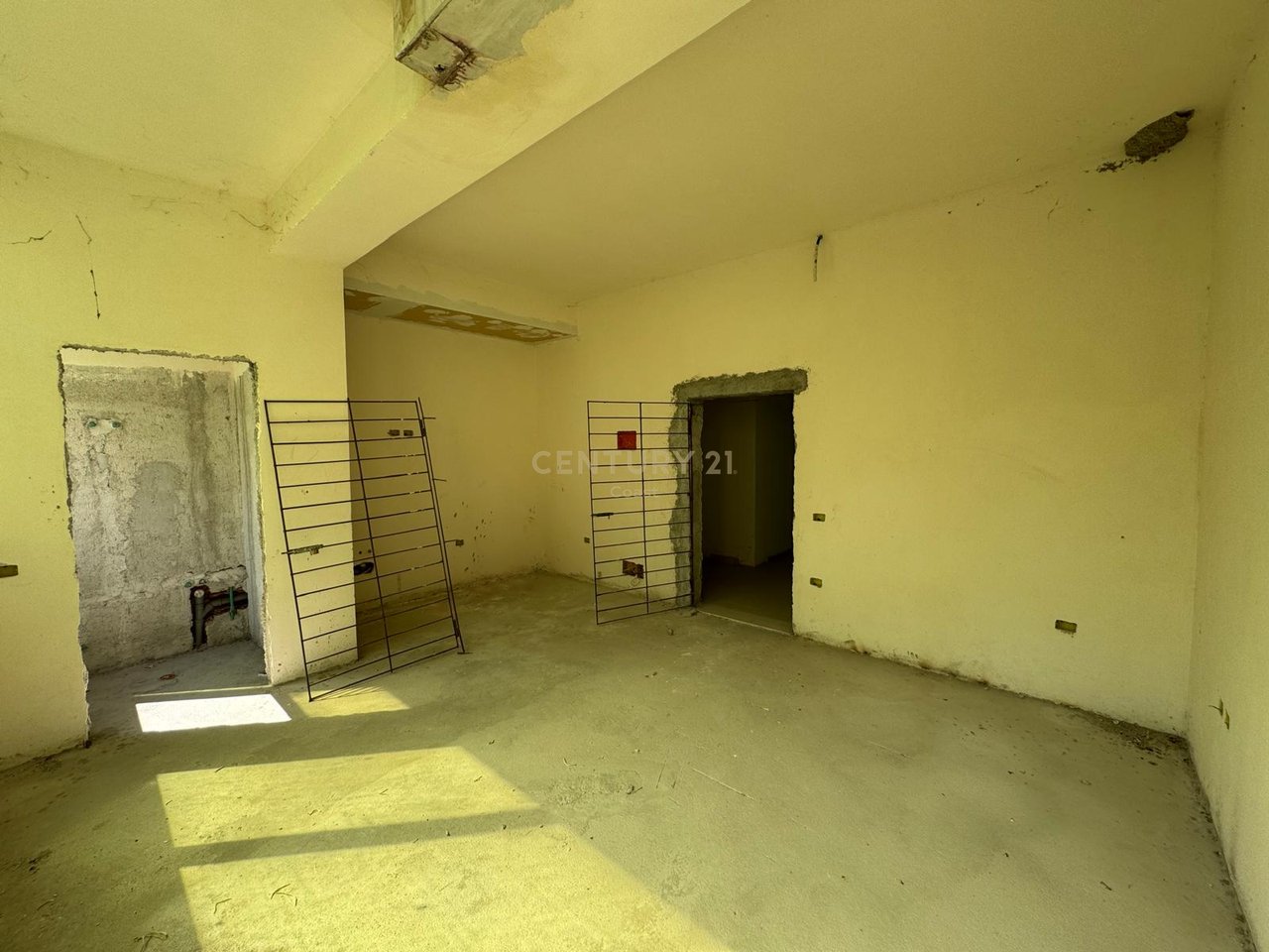 Jepet me qira ambient komercial 500 m² – Qendra e Vlorës, pranë Poliklinikës