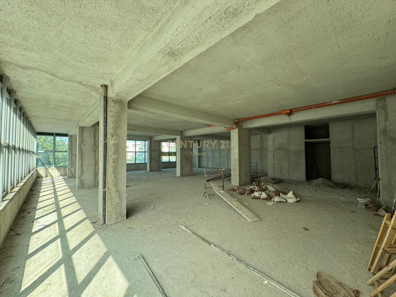 Jepet me qira ambient komercial 500 m² – Qendra e Vlorës, pranë Poliklinikës
