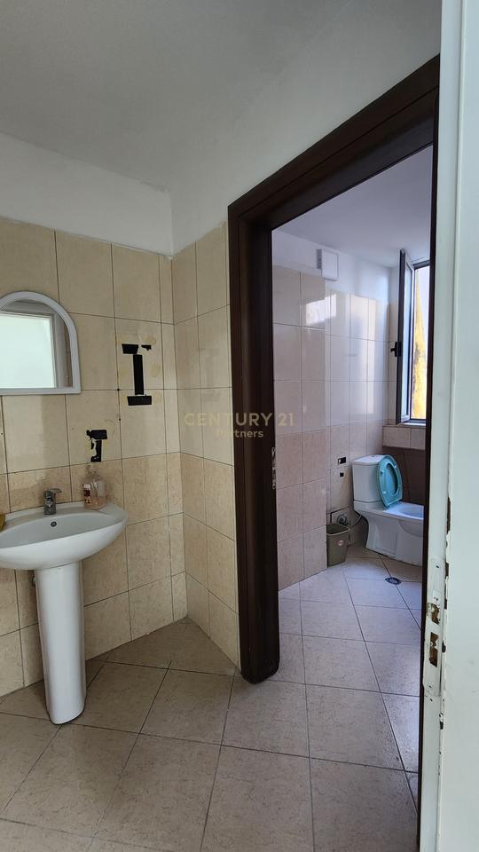 JEPET ME QIRA AMBIENT KOMERCIAL NE CONDOR CENTER