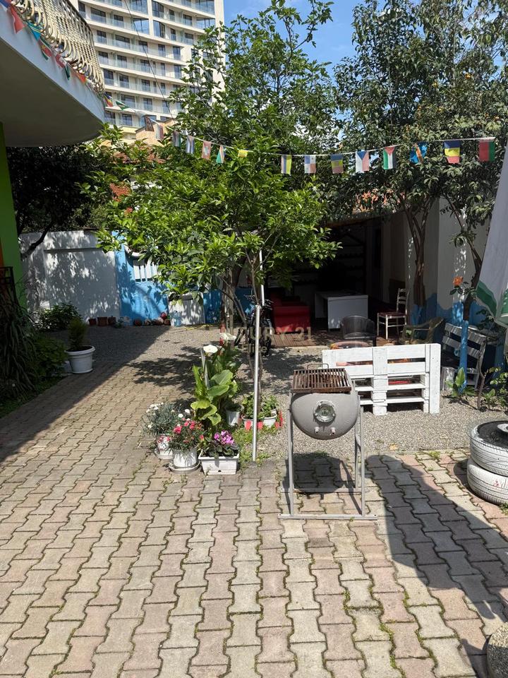 SHITET BIZNESI I NJE HOSTELI PRANE RRUGES DURRESIT.