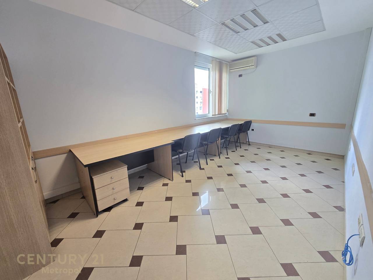 OFFICE FOR RENT IN A BLOCK!