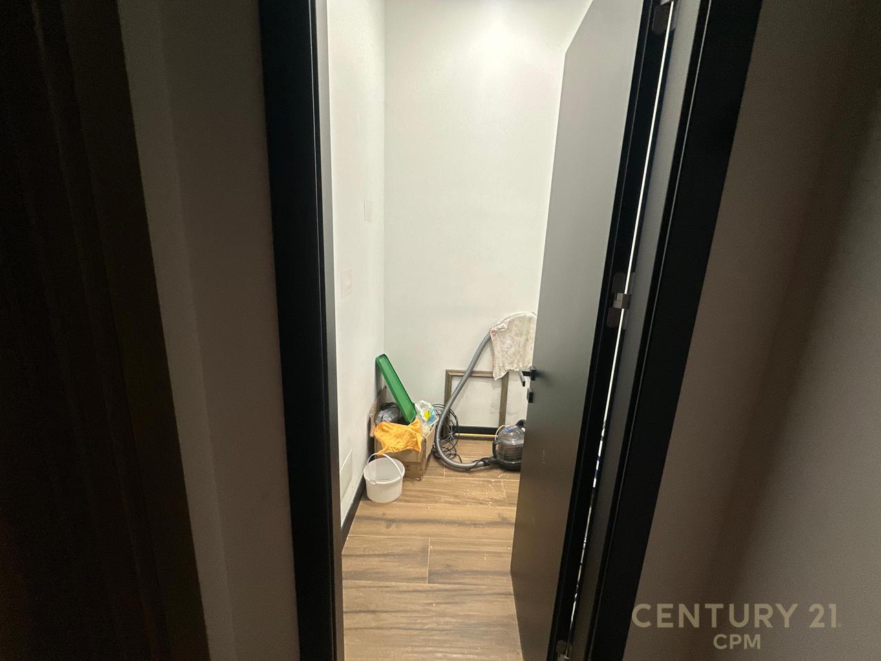 LUXURY OFFICE ENVIRONMENT FOR SALE!