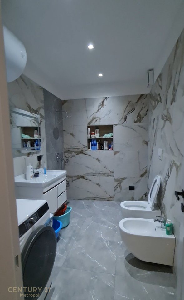 OFROJ PER QIRA APARTAMENT 2+1+2 ME 1 POST PARKIMI-TEG!