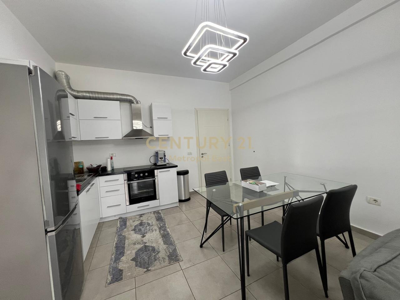 Shitet Apartament tek Ish Fusha  Aviacionit